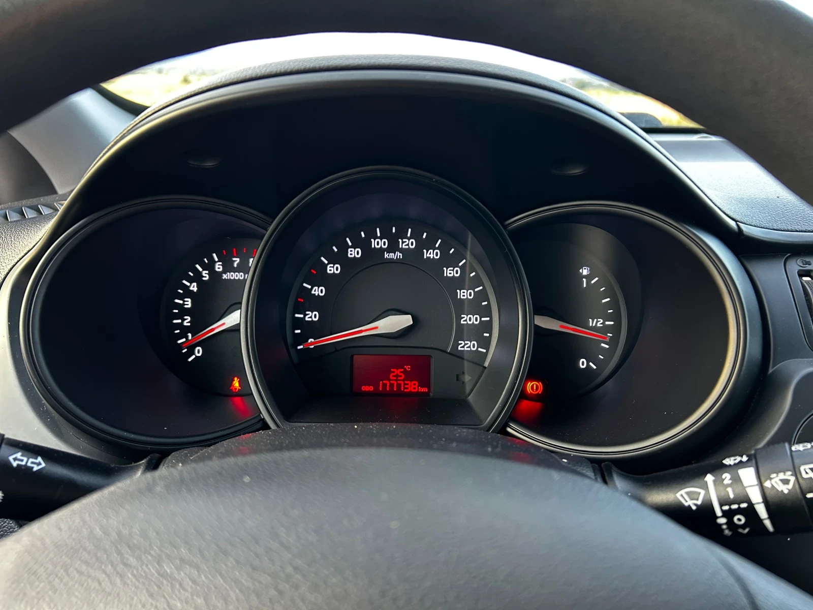 Kia Rio 1.4i 109к.с.* ПОДГРЕВ* СЕРВИЗНА КНИЖКА* КЛИМАТИК* , снимка 13 - Автомобили и джипове - 55317018