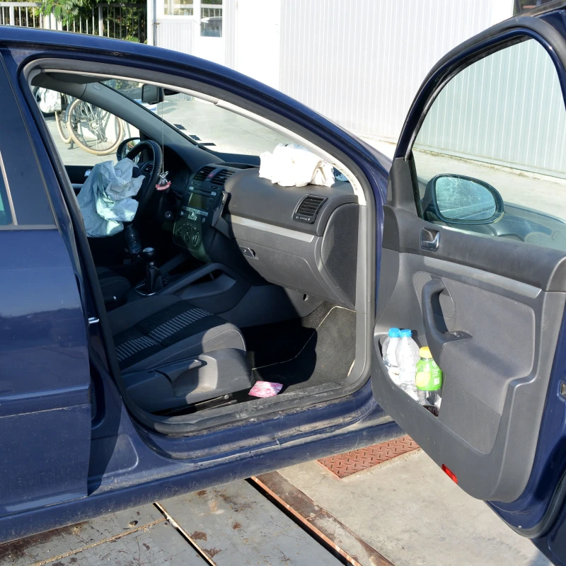 VW Golf 1.9 TDI, снимка 6 - Автомобили и джипове - 51450795