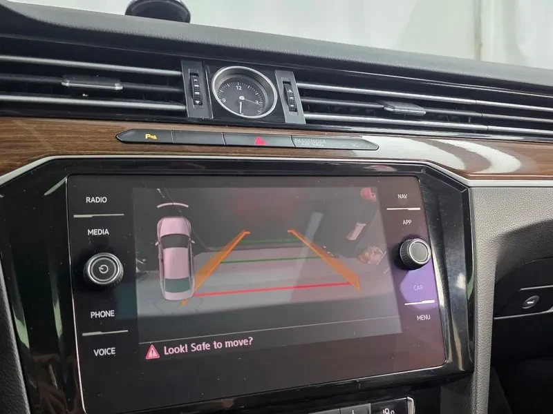 VW Passat 2.0 Tdi Premium, снимка 15 - Автомобили и джипове - 56656503