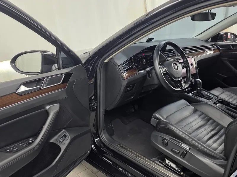 VW Passat 2.0 Tdi Premium, снимка 10 - Автомобили и джипове - 56656503