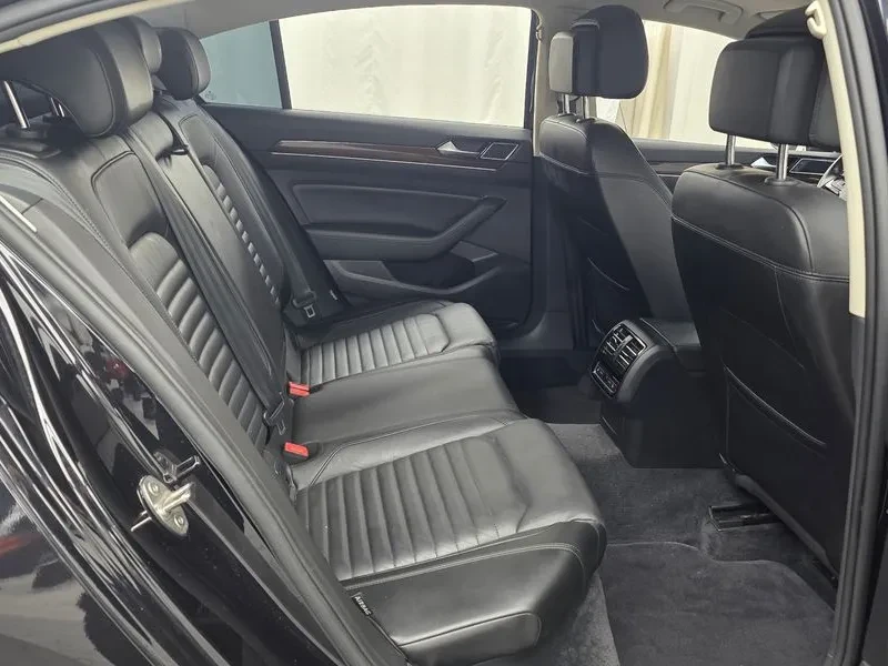 VW Passat 2.0 Tdi Premium, снимка 12 - Автомобили и джипове - 56656503