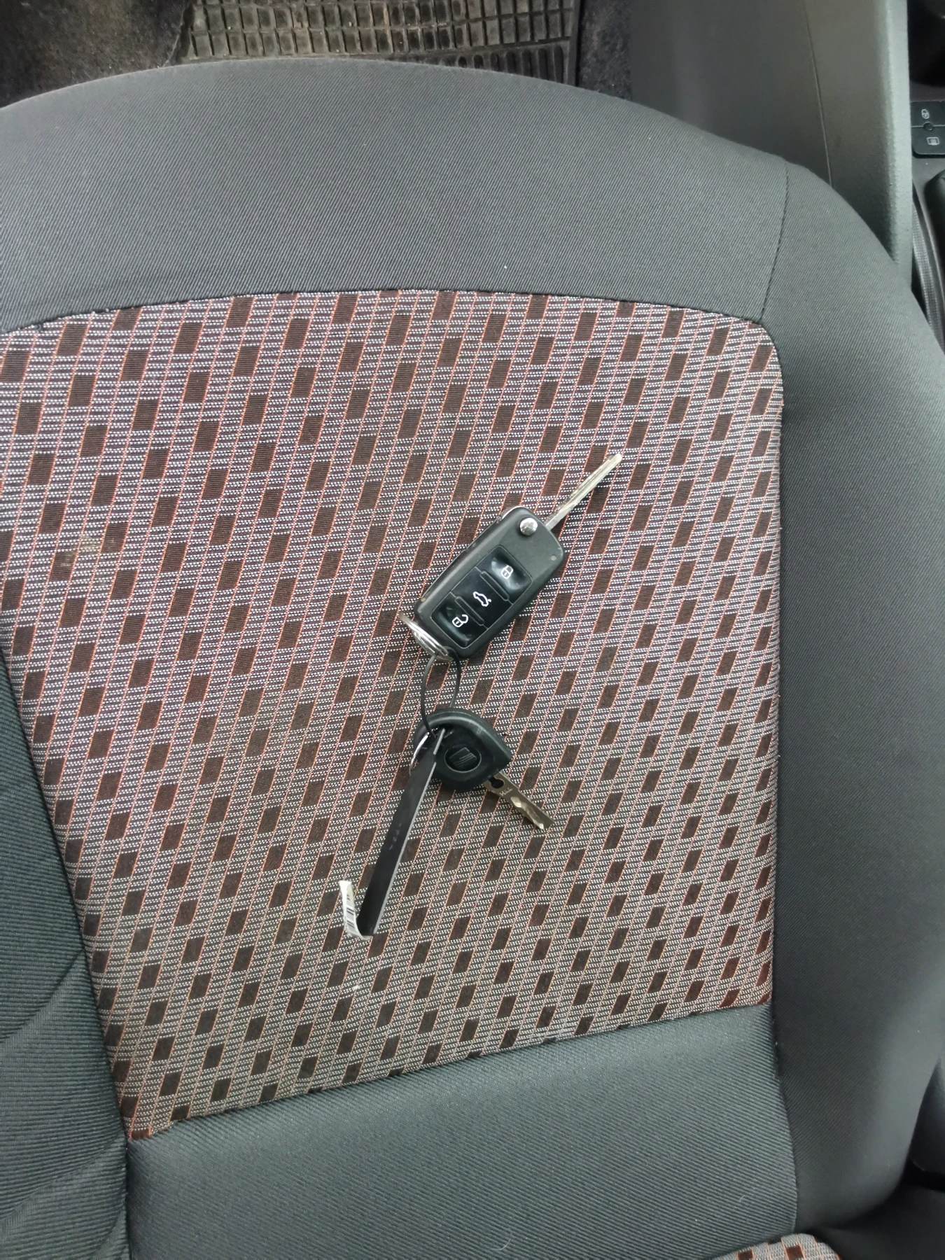 Seat Ibiza 1.4-86кс клима, снимка 12 - Автомобили и джипове - 54115831