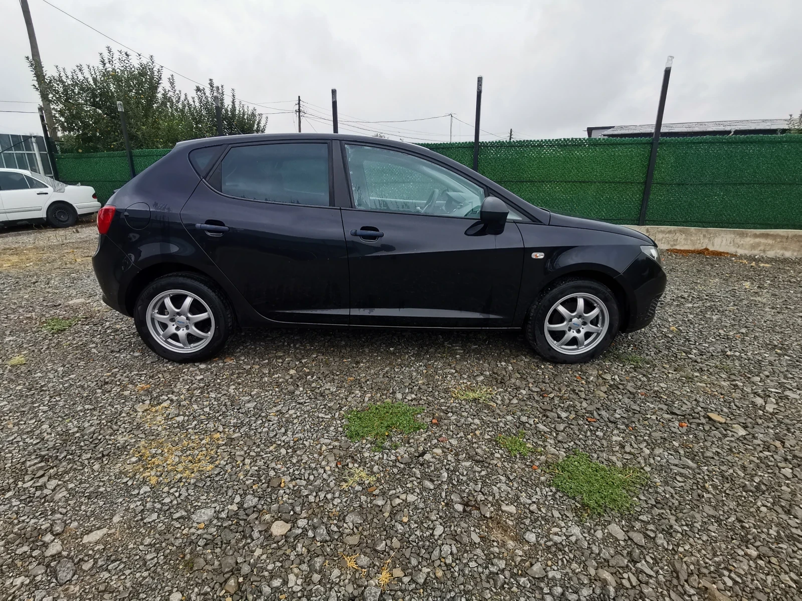 Seat Ibiza 1.4-86кс клима, снимка 8 - Автомобили и джипове - 55941684