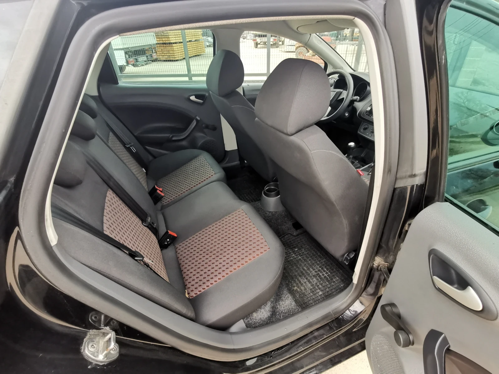 Seat Ibiza 1.4-86кс клима, снимка 9 - Автомобили и джипове - 54115831