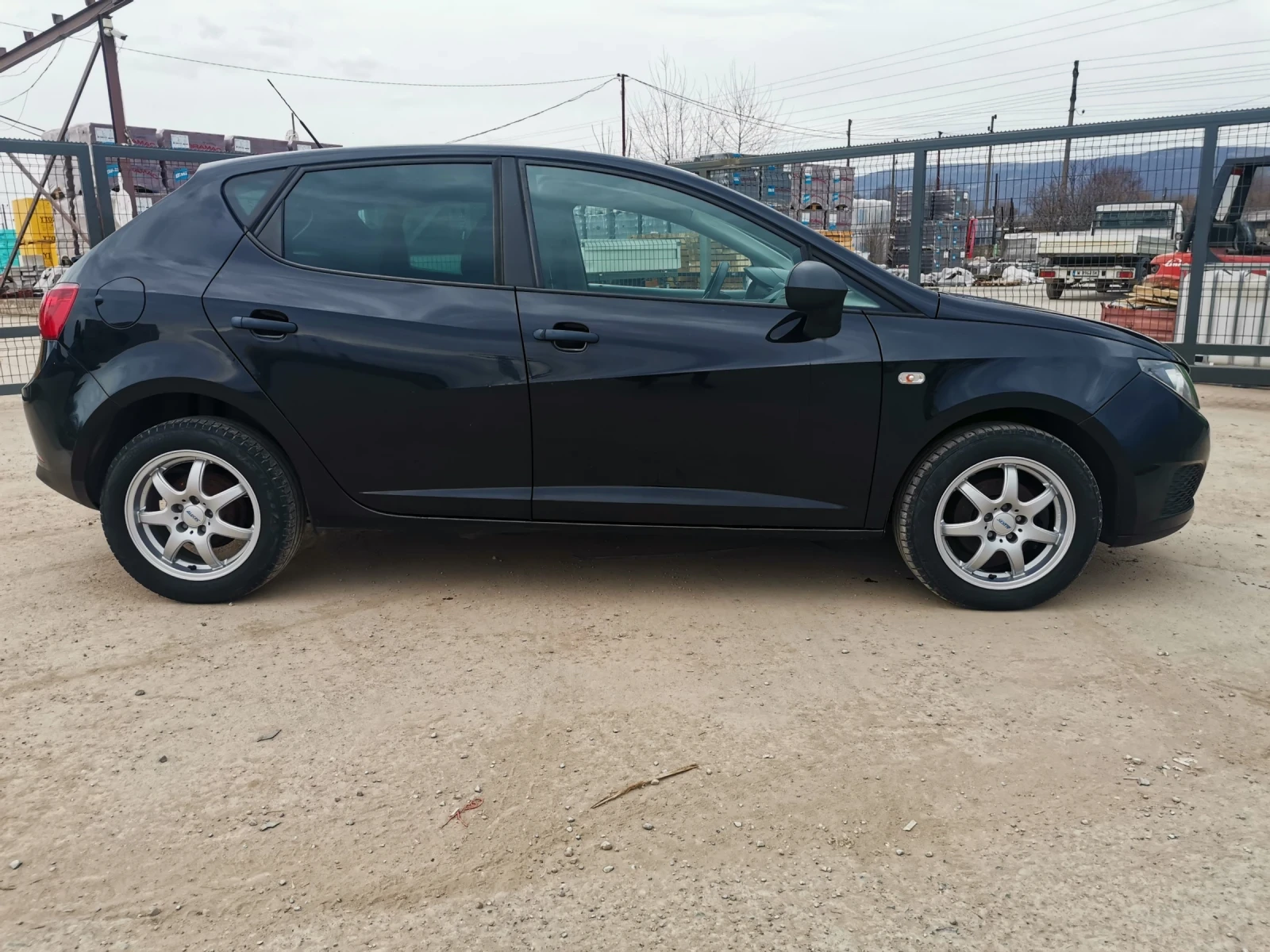 Seat Ibiza 1.4-86кс клима, снимка 7 - Автомобили и джипове - 54115831