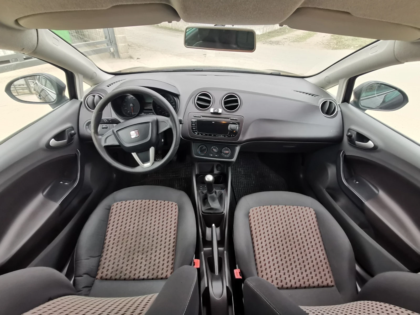 Seat Ibiza 1.4-86кс клима, снимка 15 - Автомобили и джипове - 54115831