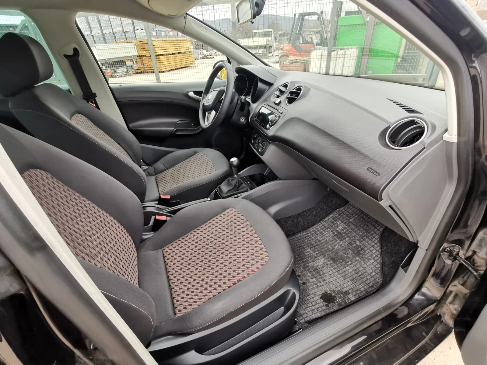 Seat Ibiza 1.4-86кс клима, снимка 10 - Автомобили и джипове - 54115831