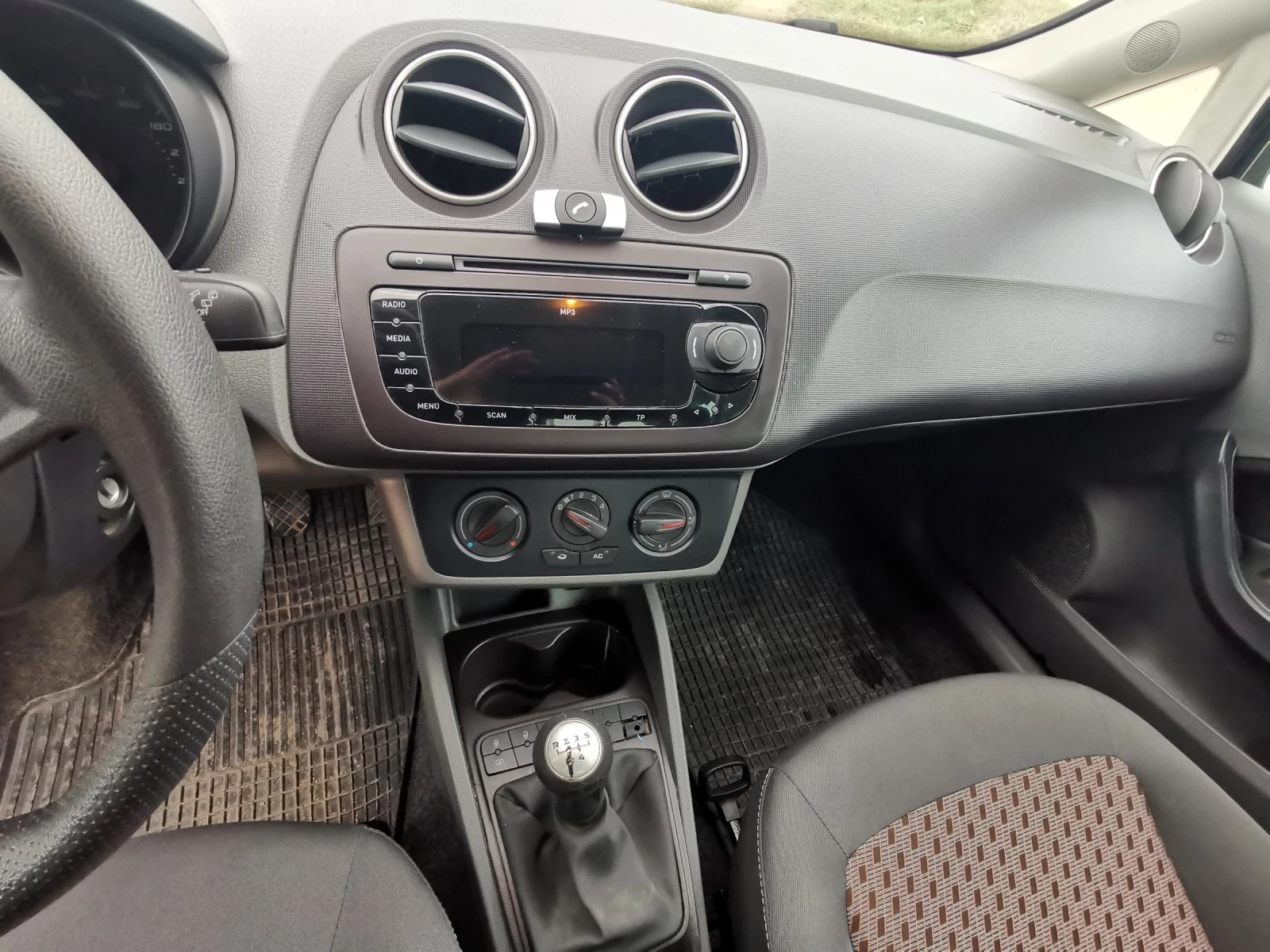 Seat Ibiza 1.4-86кс клима, снимка 11 - Автомобили и джипове - 54115831
