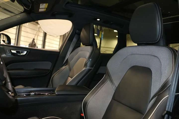 Volvo XC60 AWD R-Design - NAVI| PANO| CAMERA| BLINDSPOT| 2xRI, снимка 8 - Автомобили и джипове - 53913441