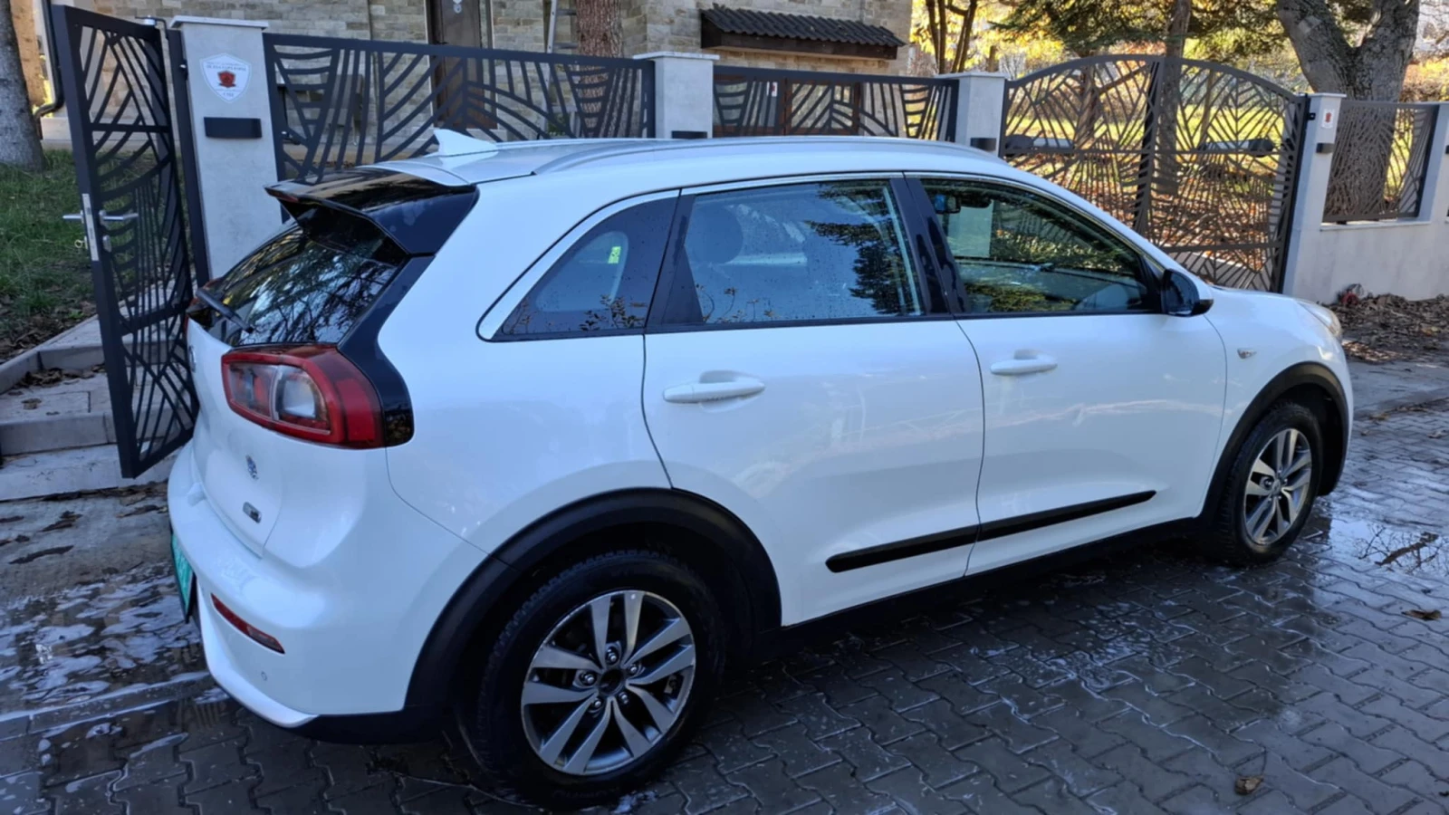 Kia Niro 1.6 GDI HYBRID - изображение 2