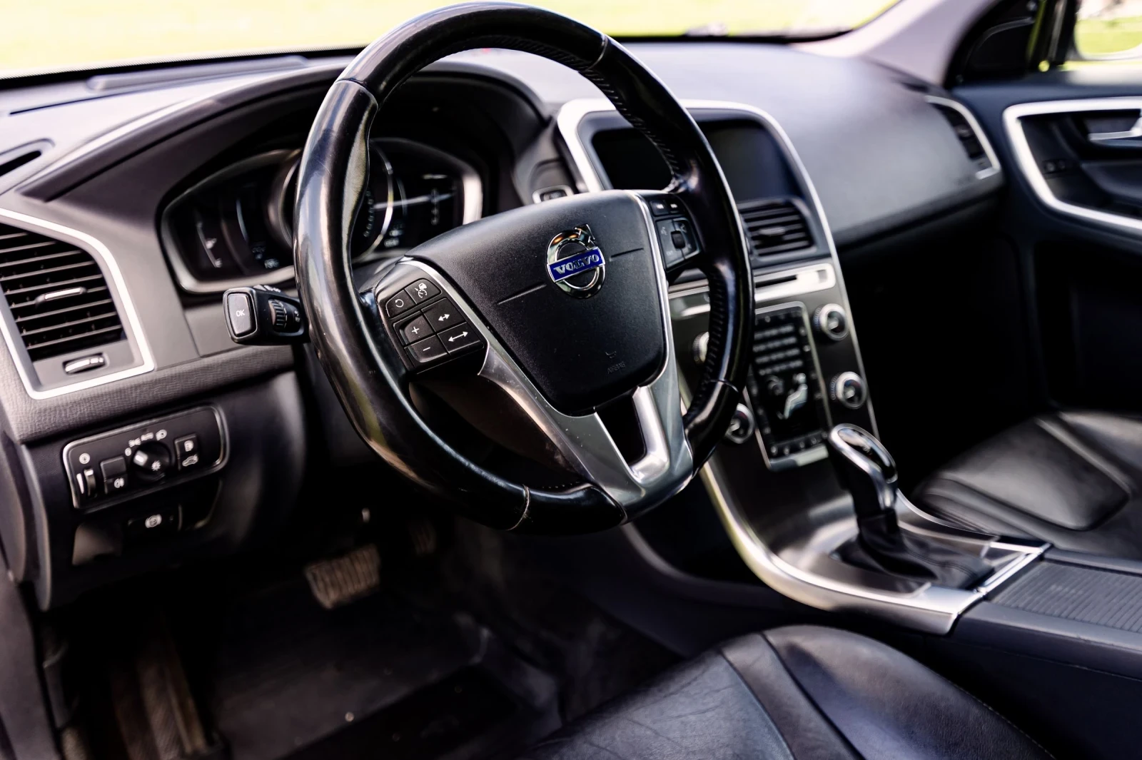 Volvo XC60 T5 Premium Plus AWD, снимка 8 - Автомобили и джипове - 54181014