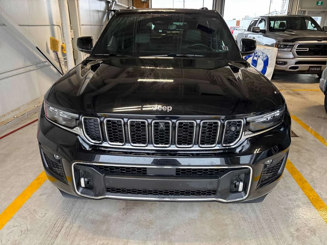 Jeep Grand cherokee * Overland * АВТОКРЕДИТ * ПРЕДСТАВИТЕЛСТВО, снимка 2 - Автомобили и джипове - 54943613