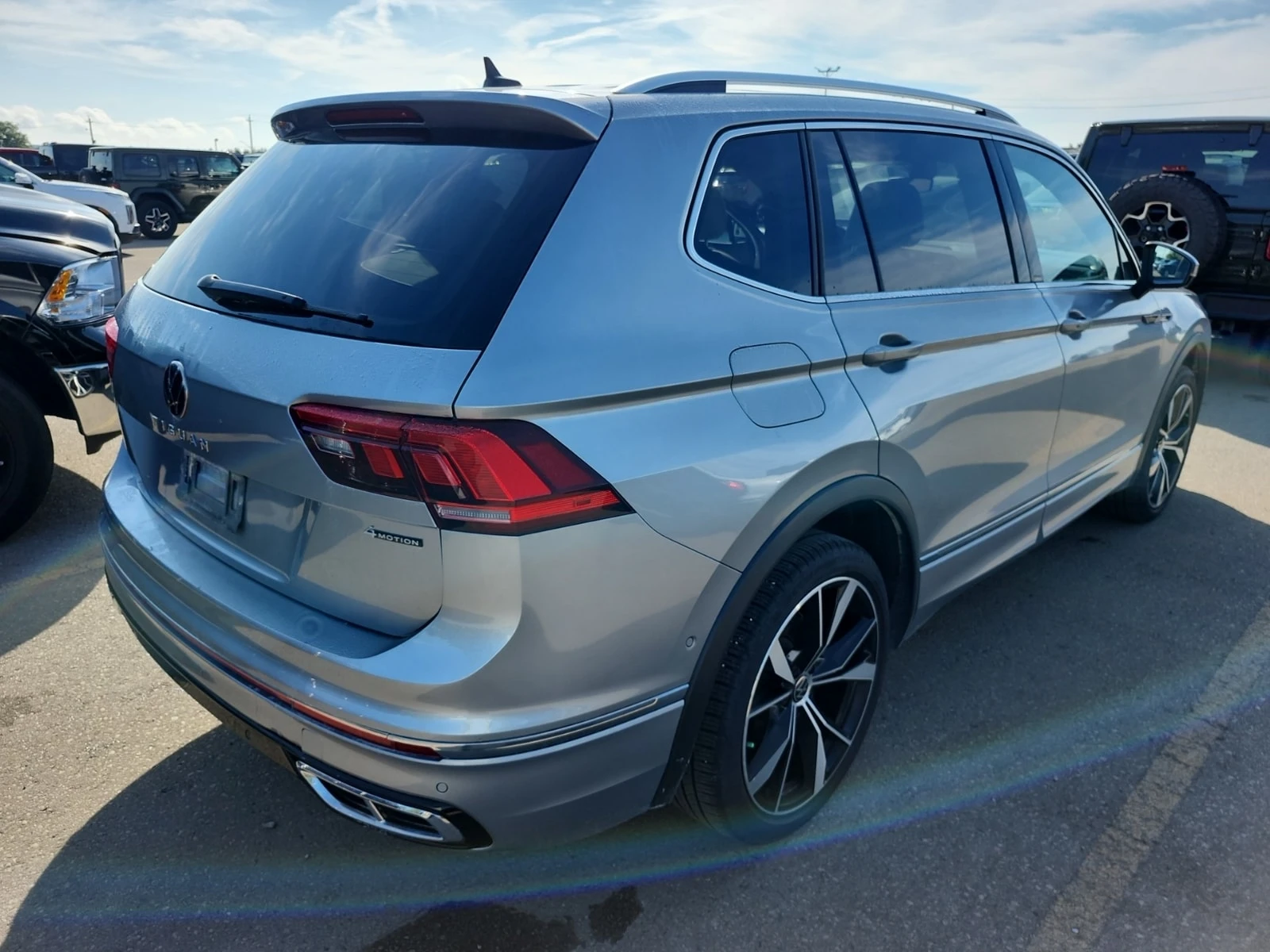 VW Tiguan * 4motion Highline R line * CARFAX * , снимка 2 - Автомобили и джипове - 55868149