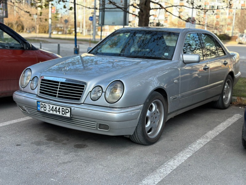Mercedes-Benz E 200, снимка 11 - Автомобили и джипове - 46460510