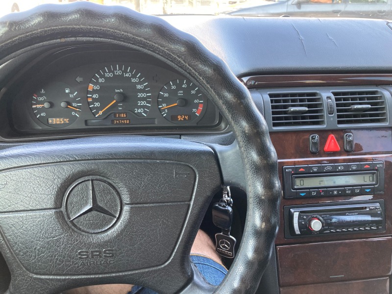 Mercedes-Benz E 200, снимка 8 - Автомобили и джипове - 46460510