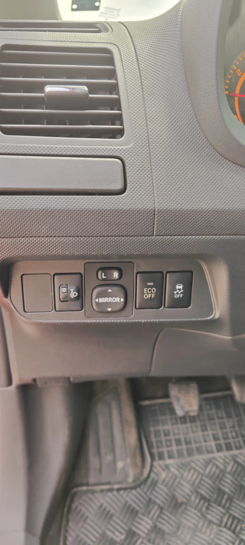 Toyota Auris 1.33 VVT-i, снимка 10 - Автомобили и джипове - 52957166