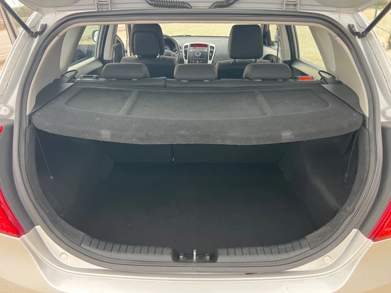 Kia Ceed 1.4i 16v-109p.s/Facelift-5 vrati, снимка 12 - Автомобили и джипове - 53067393