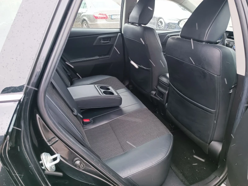 Toyota Auris 1.6i-132кс-ШВЕЙЦАРИЯ-РЪЧКА-6ск-KEYLESS-NAVI, снимка 11 - Автомобили и джипове - 53126322