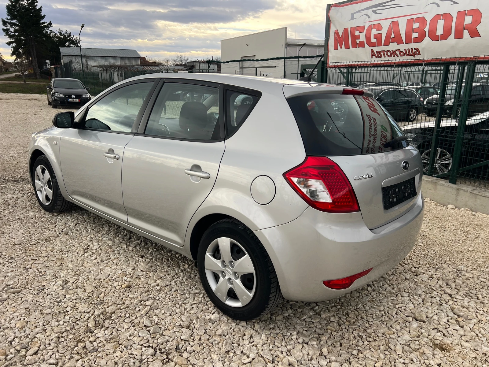 Kia Ceed 1.4i 16v-109p.s/Facelift-5 vrati - изображение 4