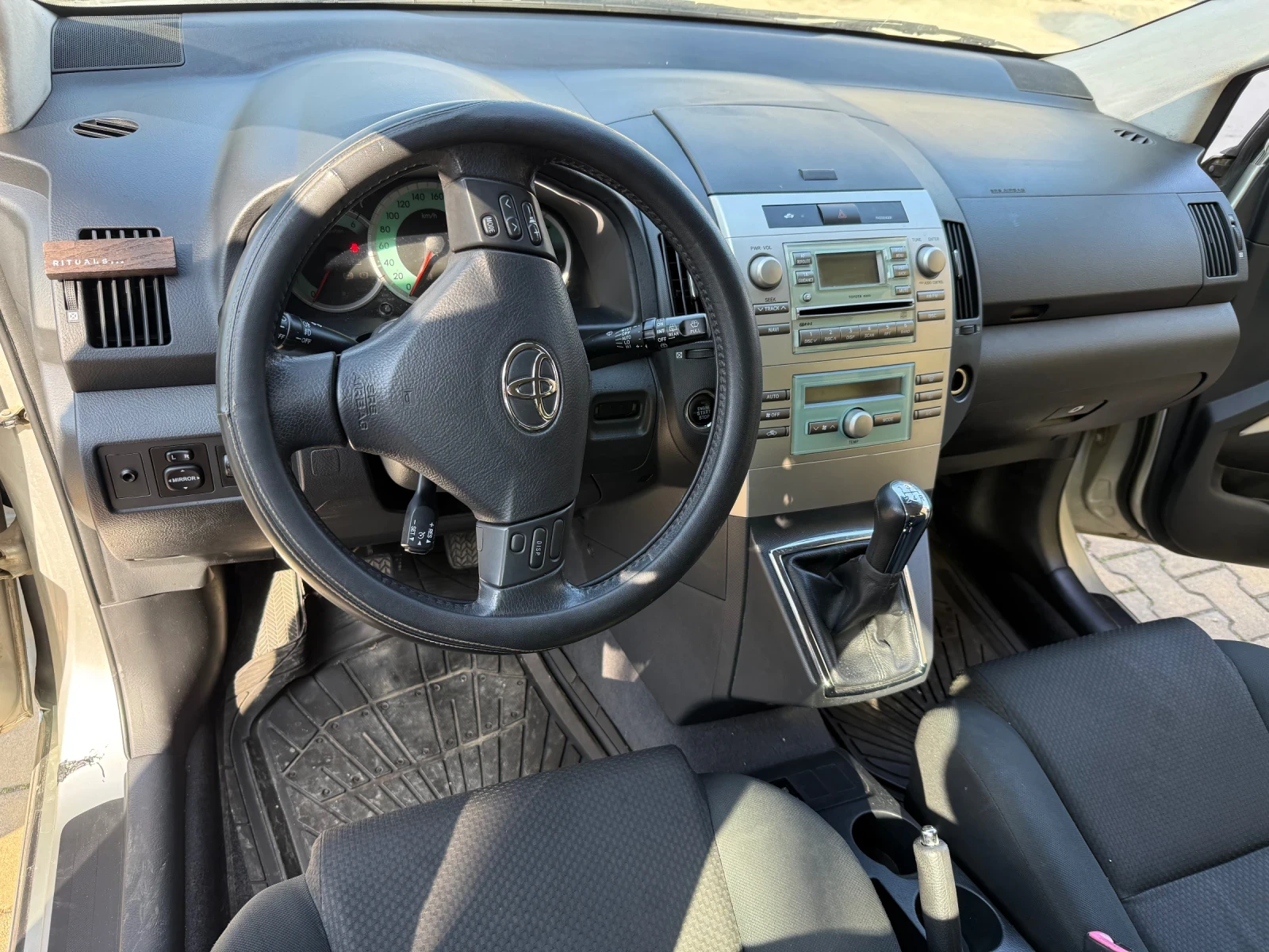 Toyota Corolla verso, снимка 7 - Автомобили и джипове - 53975672