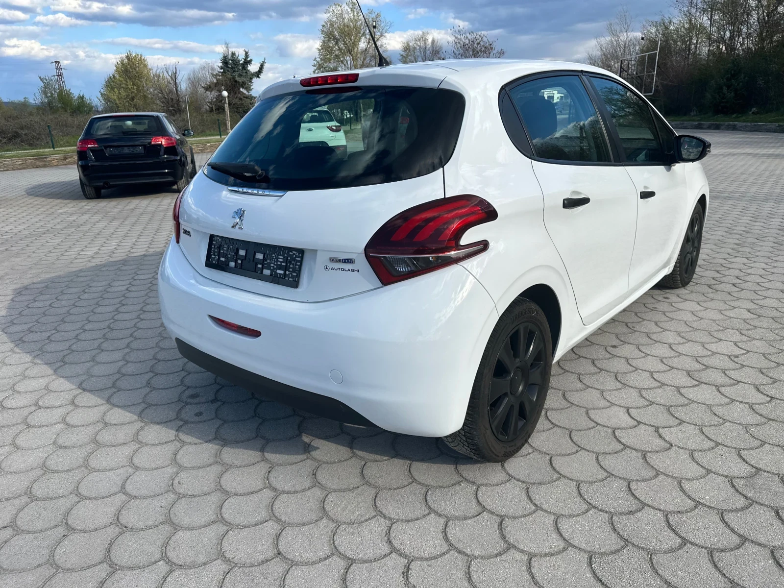 Peugeot 208 1.6HDI EURO 6b, снимка 4 - Автомобили и джипове - 54178124