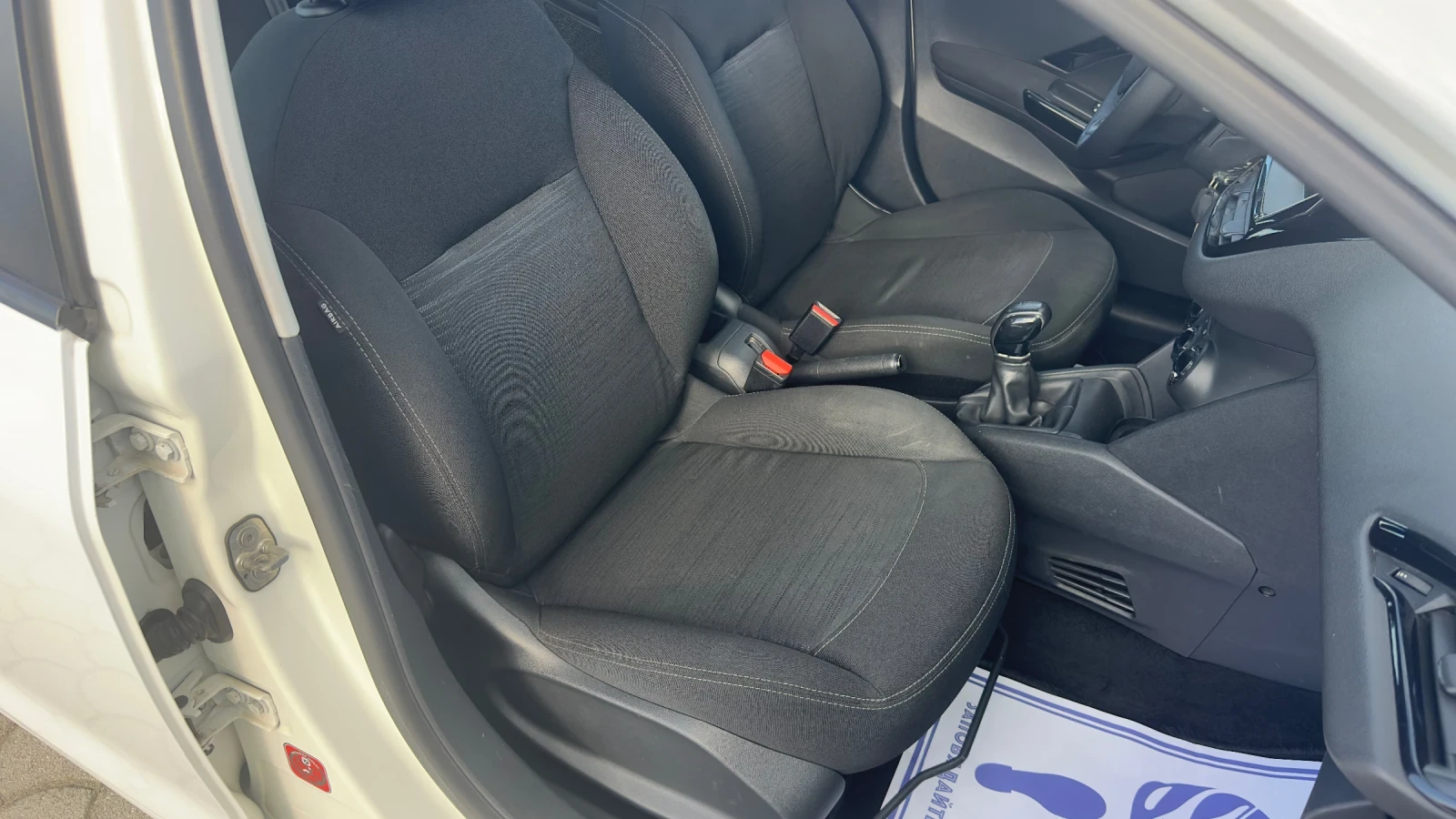 Peugeot 208 1.6HDI EURO 6b, снимка 10 - Автомобили и джипове - 54178124