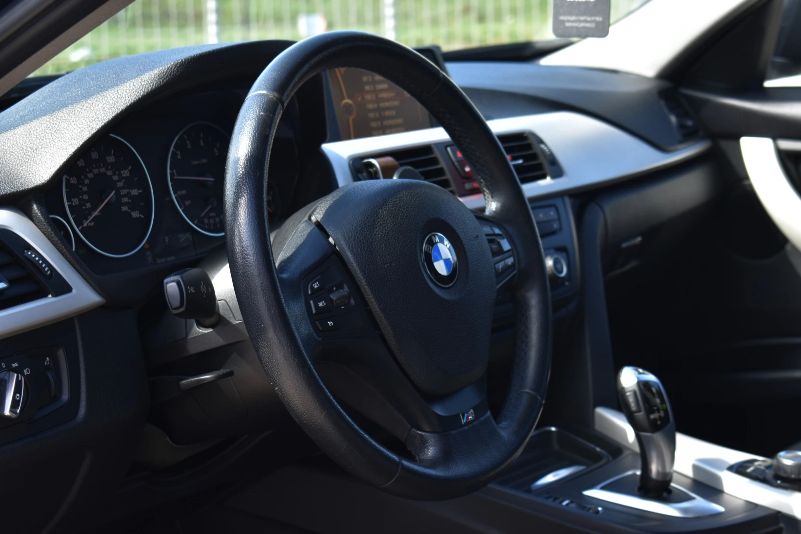 BMW 320 ixDrive* M-PACK* Сменени Вериги* LED, снимка 9 - Автомобили и джипове - 54365783