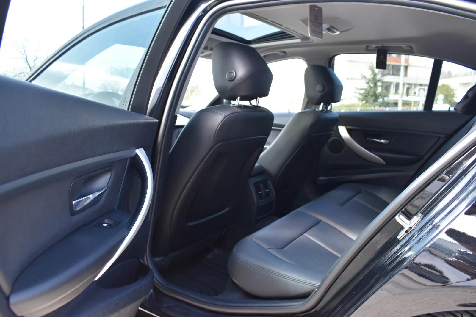 BMW 320 ixDrive* M-PACK* Сменени Вериги* LED, снимка 12 - Автомобили и джипове - 54365783