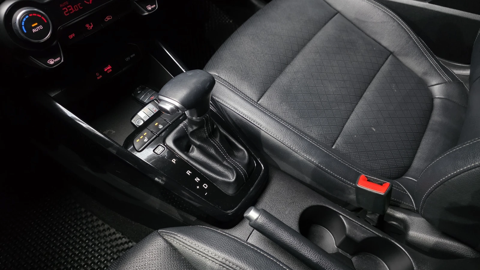 Kia Stonic 1.6 Prestige autogeorge.com, снимка 8 - Автомобили и джипове - 54136666