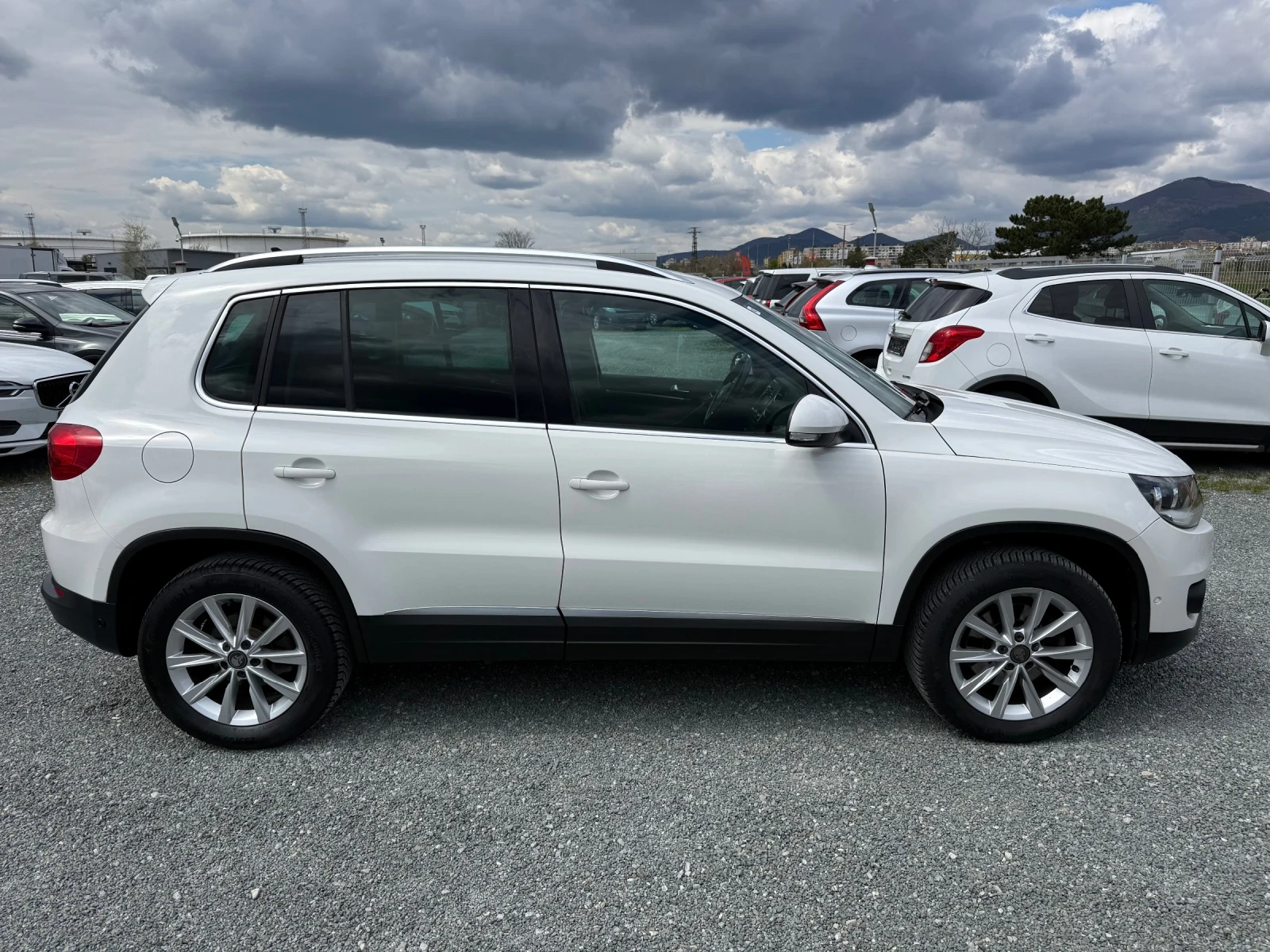 VW Tiguan (KATO НОВА)^(4x4), снимка 4 - Автомобили и джипове - 54145818