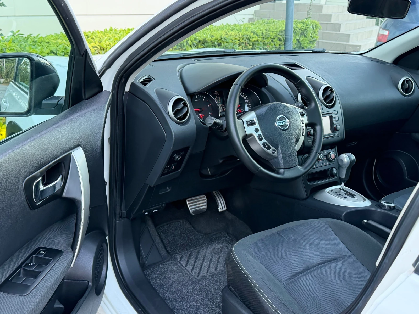 Nissan Qashqai 2.0dci* 4x4* Pano* Navi, снимка 7 - Автомобили и джипове - 56122275