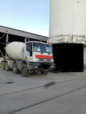 Бетон миксер Iveco Traker, снимка 3