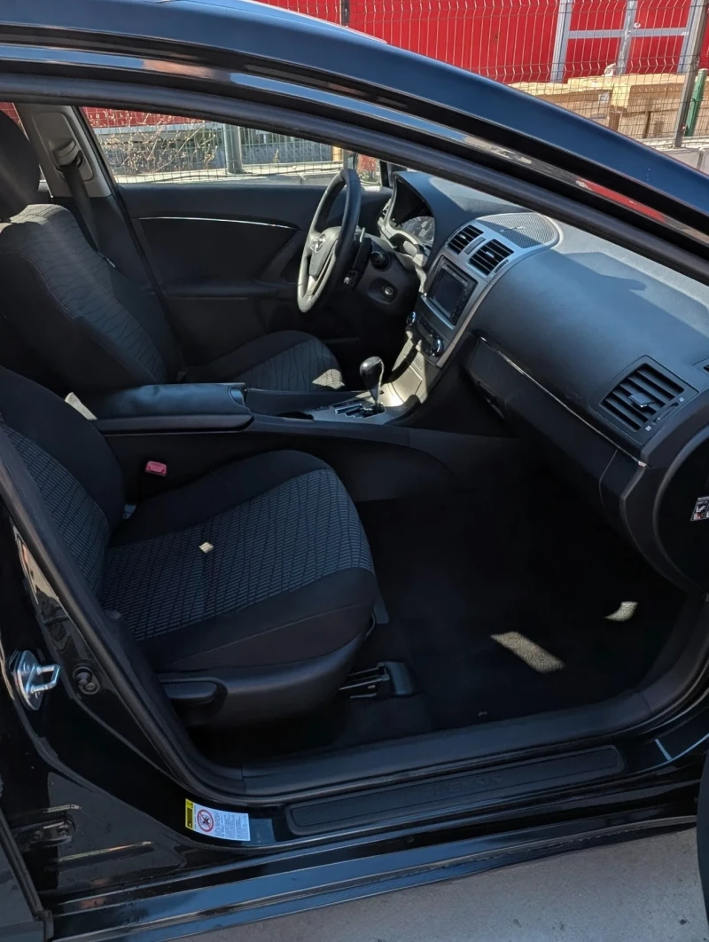 Toyota Avensis 2.2 D-4D Executive Комби, снимка 12 - Автомобили и джипове - 52531063