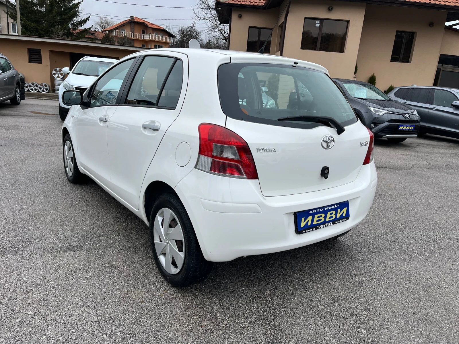Toyota Yaris 1.3 VVT- I  Facelift, снимка 11 - Автомобили и джипове - 54026858