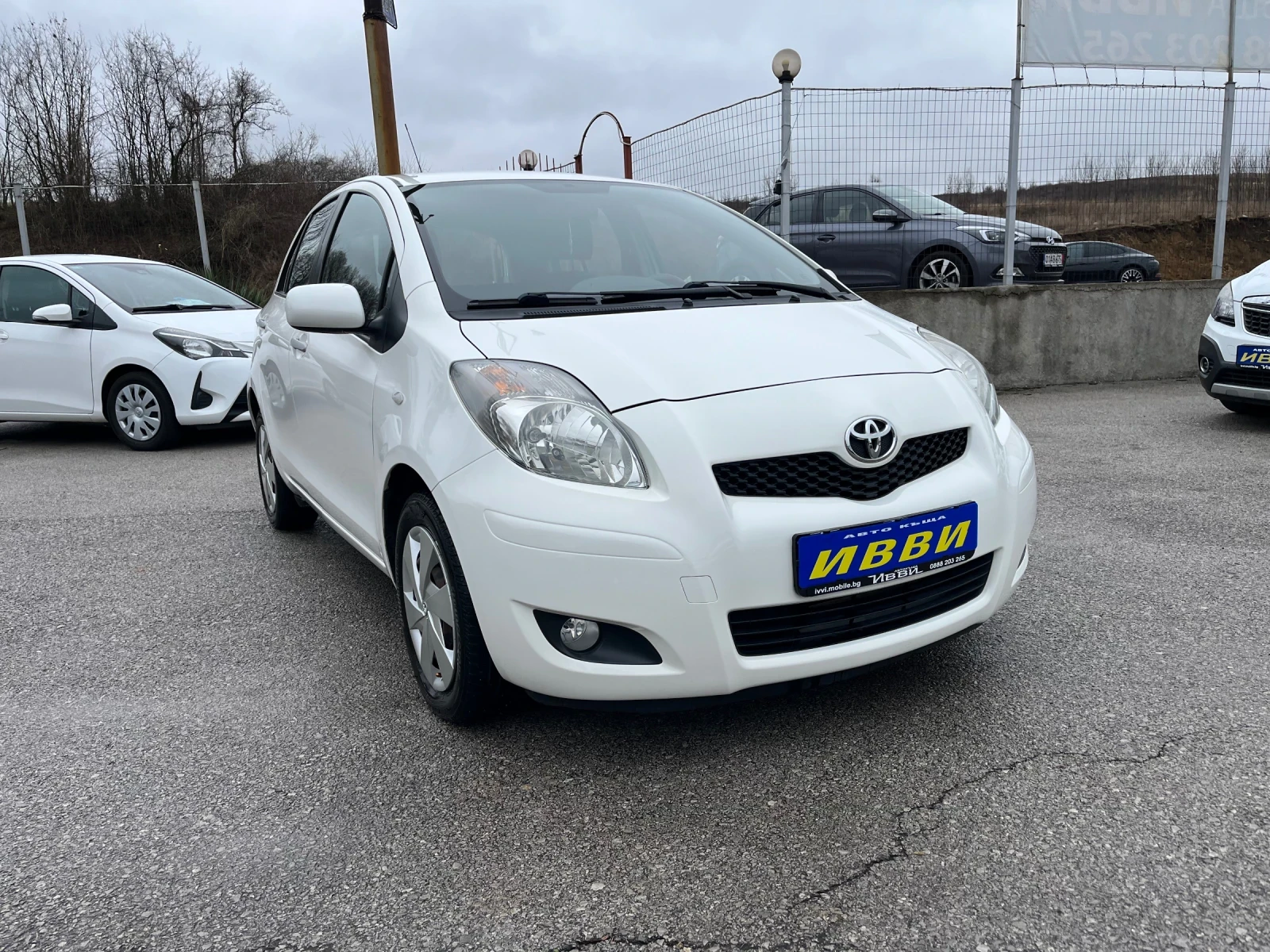 Toyota Yaris 1.3 VVT- I  Facelift, снимка 2 - Автомобили и джипове - 54026858