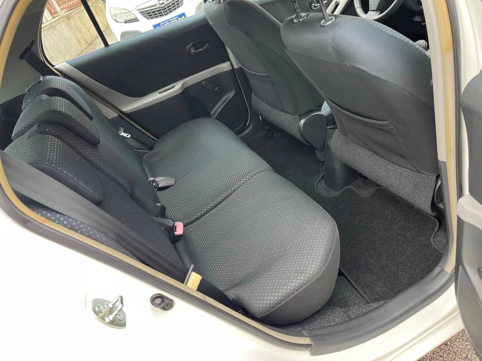 Toyota Yaris 1.3 VVT- I  Facelift, снимка 7 - Автомобили и джипове - 54026858