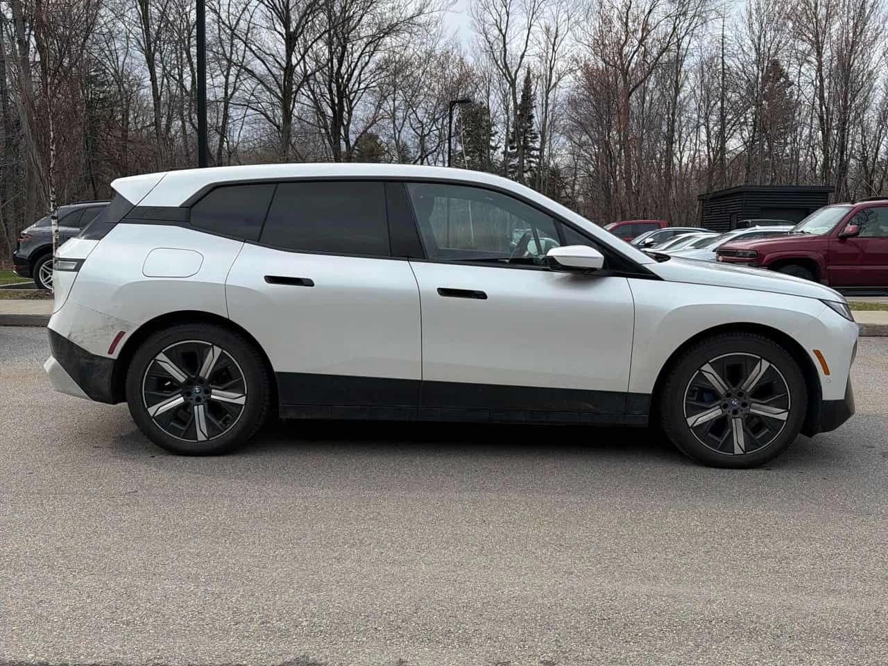 BMW iX xDrive50/ПАНОРАМА/ДИСТРОНИК/360/ПРЕДСТАВИТЕЛСТВО, снимка 4 - Автомобили и джипове - 54417235