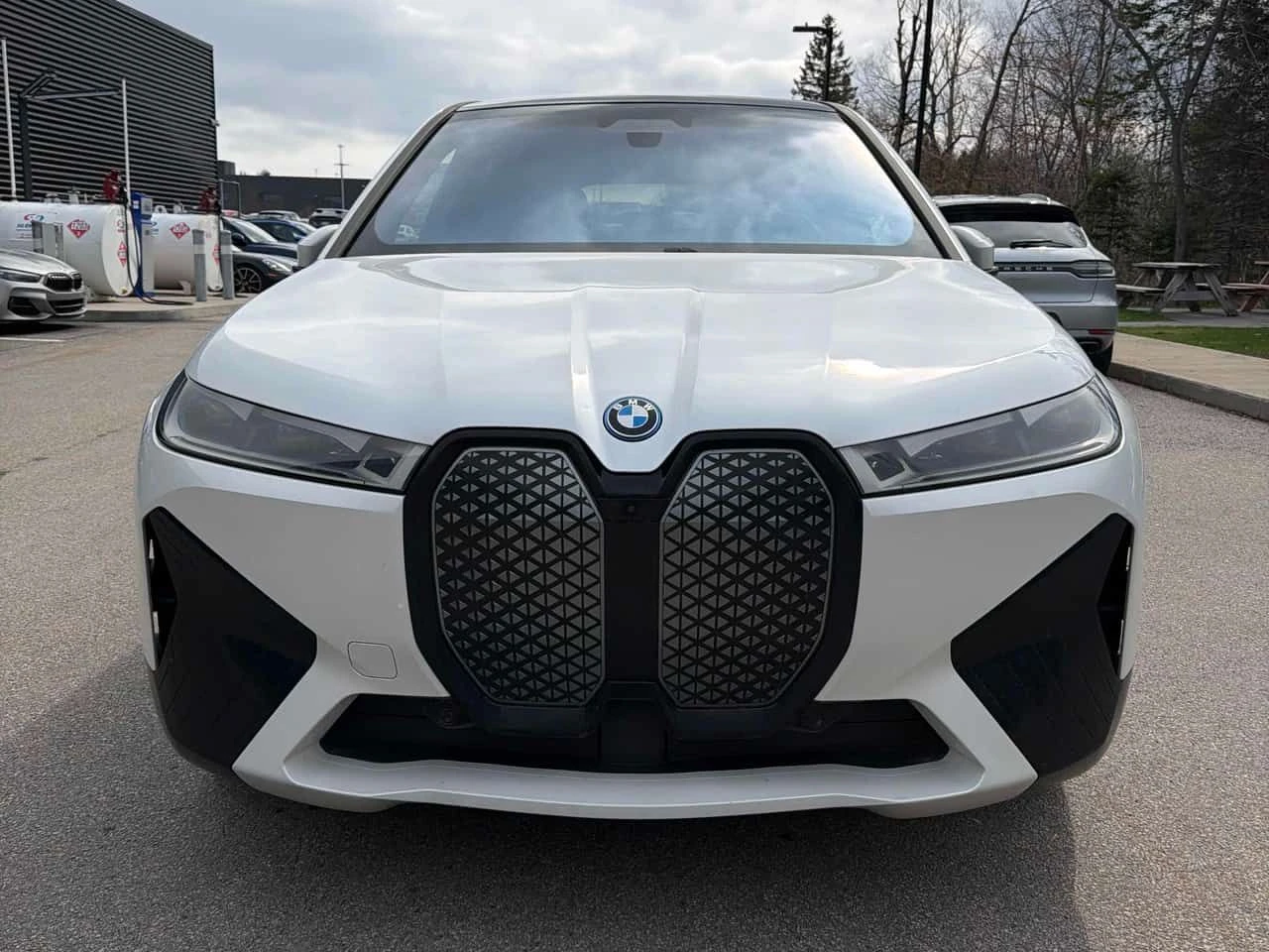 BMW iX xDrive50/ПАНОРАМА/ДИСТРОНИК/360/ПРЕДСТАВИТЕЛСТВО, снимка 2 - Автомобили и джипове - 54417235