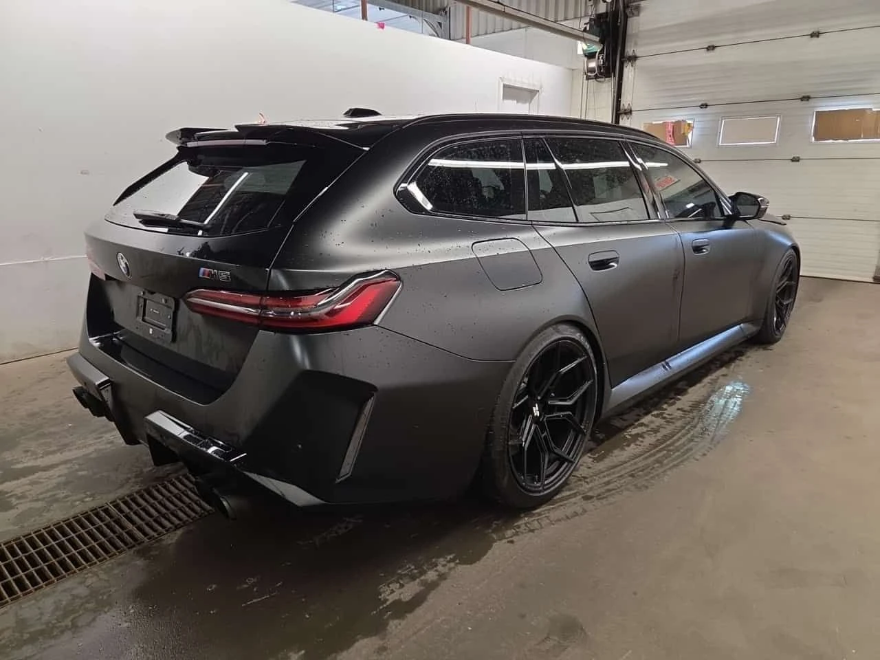 BMW M5 * TOURING * CARFAX * ЧЕРЕН МАТ * , снимка 3 - Автомобили и джипове - 55389529