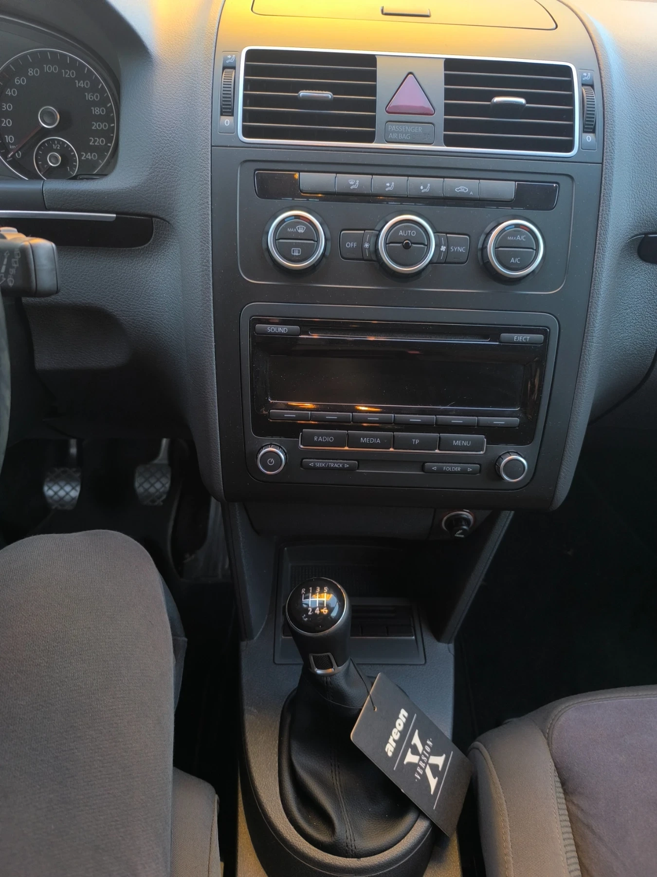 VW Touran, снимка 14 - Автомобили и джипове - 56381831