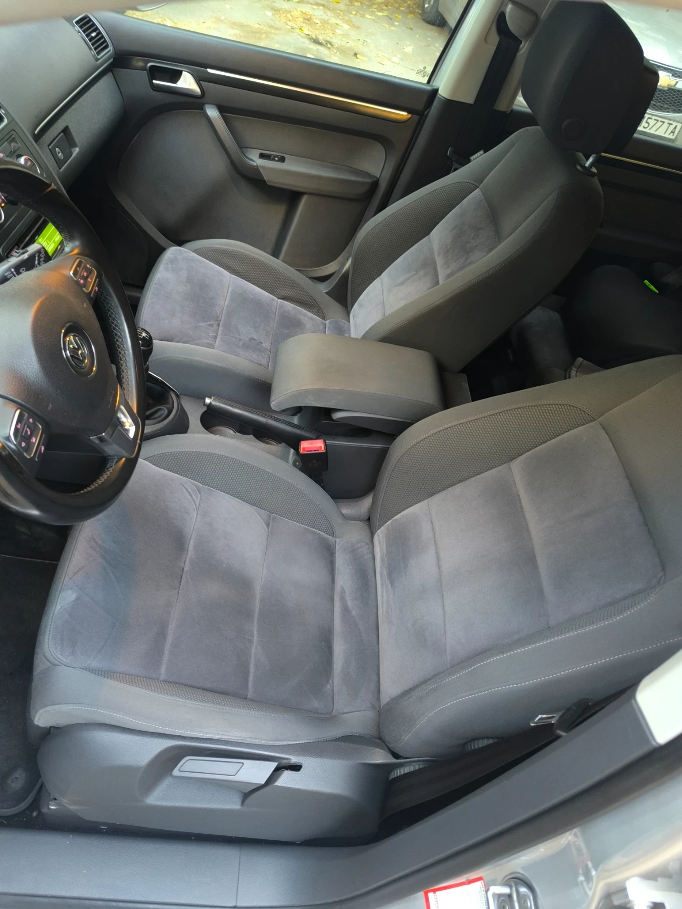 VW Touran, снимка 10 - Автомобили и джипове - 56381831