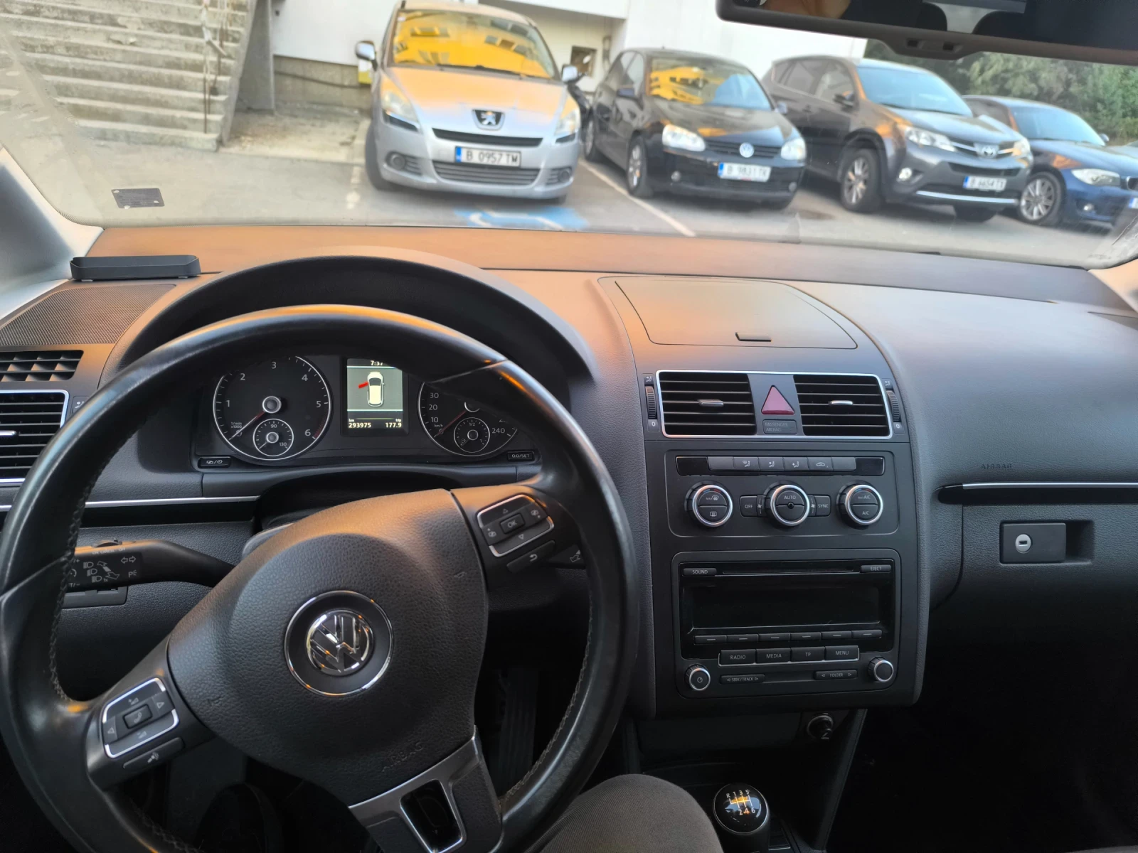 VW Touran, снимка 16 - Автомобили и джипове - 56381831