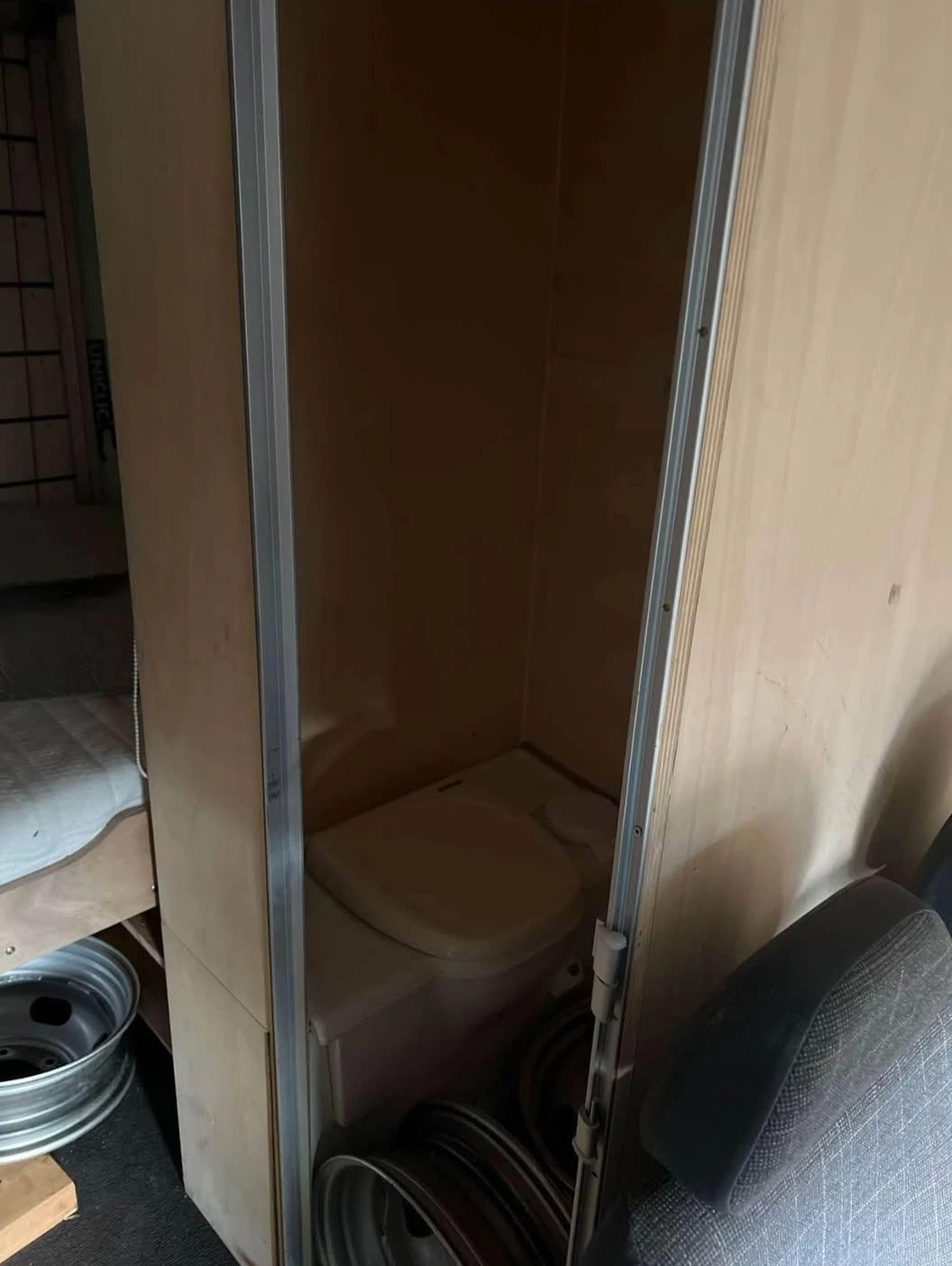 Кемпер Ford Transit 2.5D Majestic Van, снимка 11 - Каравани и кемпери - 53951625