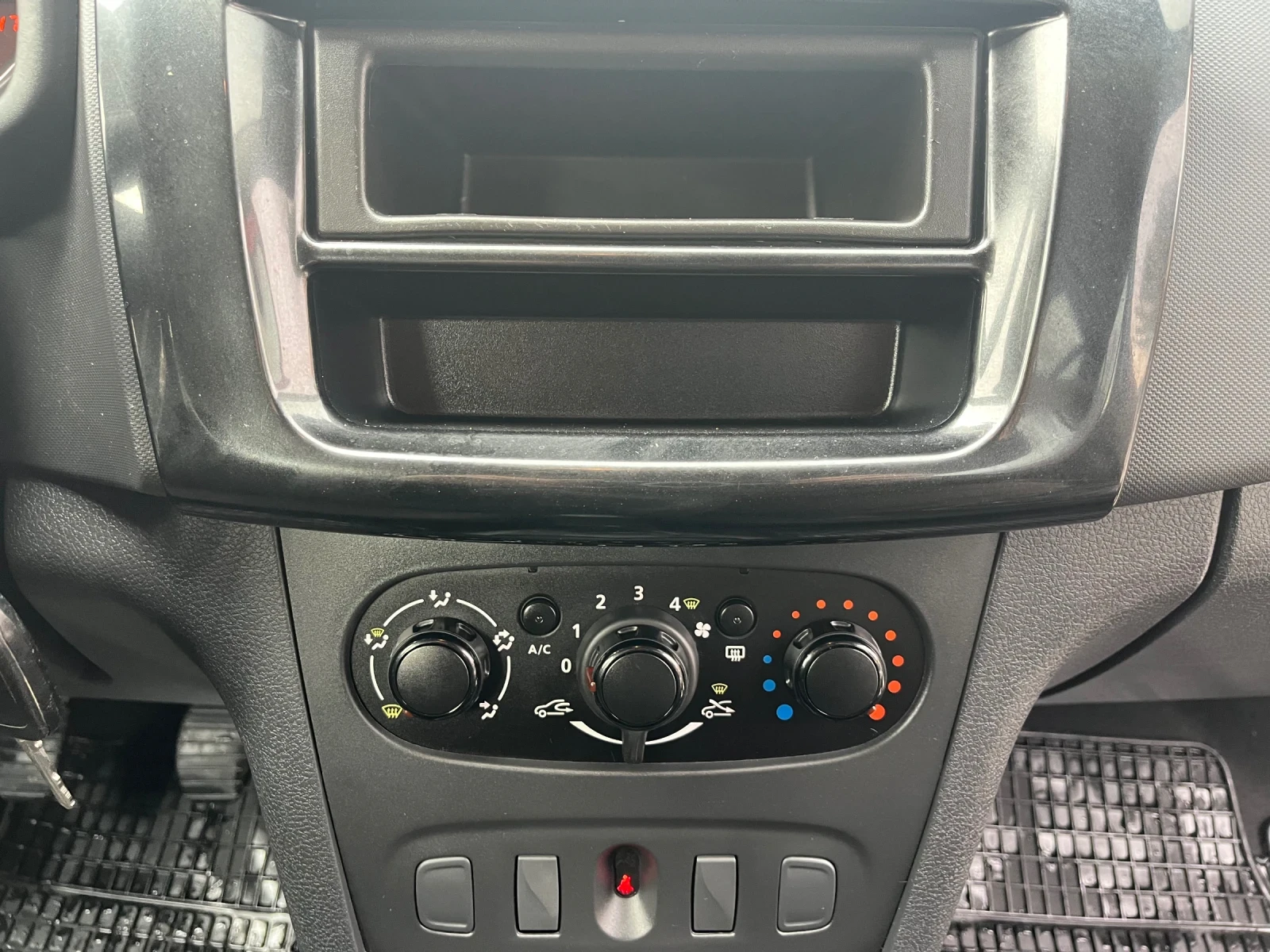 Dacia Sandero 1.0/80000km/Klimatic | Mobile.bg � ����������� 12