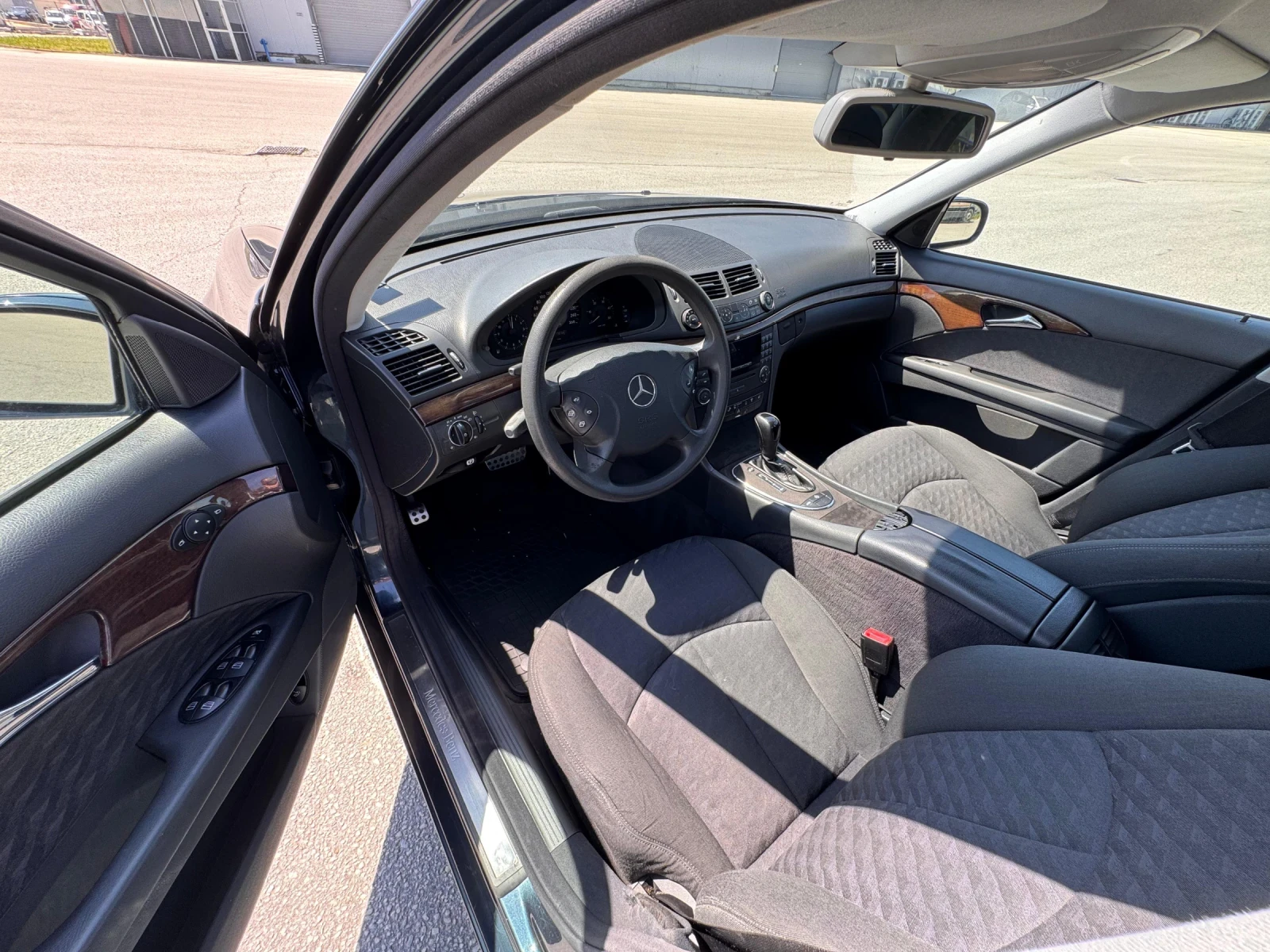 Mercedes-Benz E 320, снимка 12 - Автомобили и джипове - 54397103