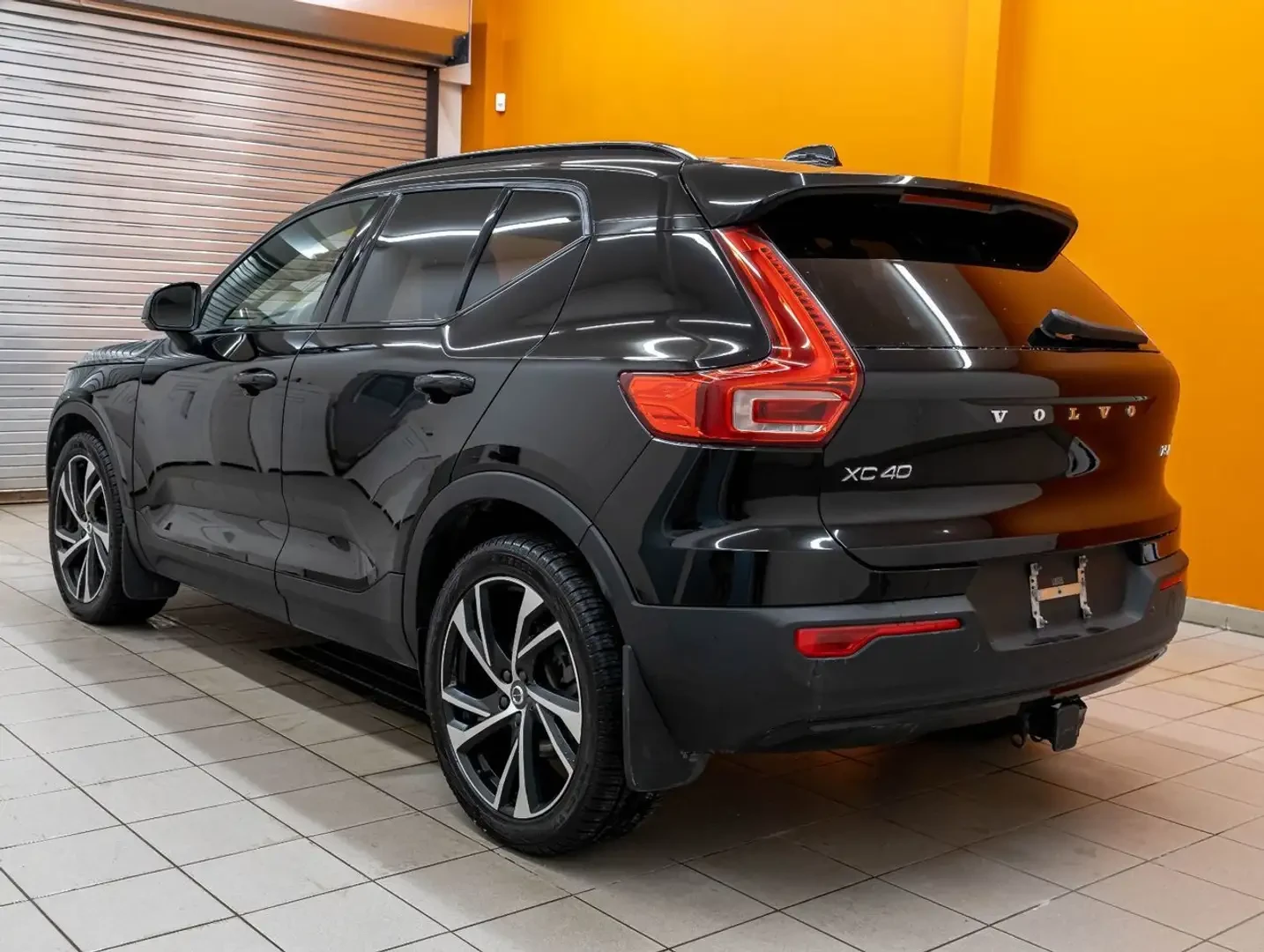 Volvo XC40 R* DESIGN* ДИСТРОНИК* МЪРТВА* ТОЧКА* ПАНОРАМА* , снимка 4 - Автомобили и джипове - 55602652