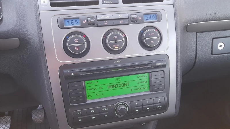 VW Touran 1.9TDI 6ck 105kc blue motion , снимка 11 - Автомобили и джипове - 52853968