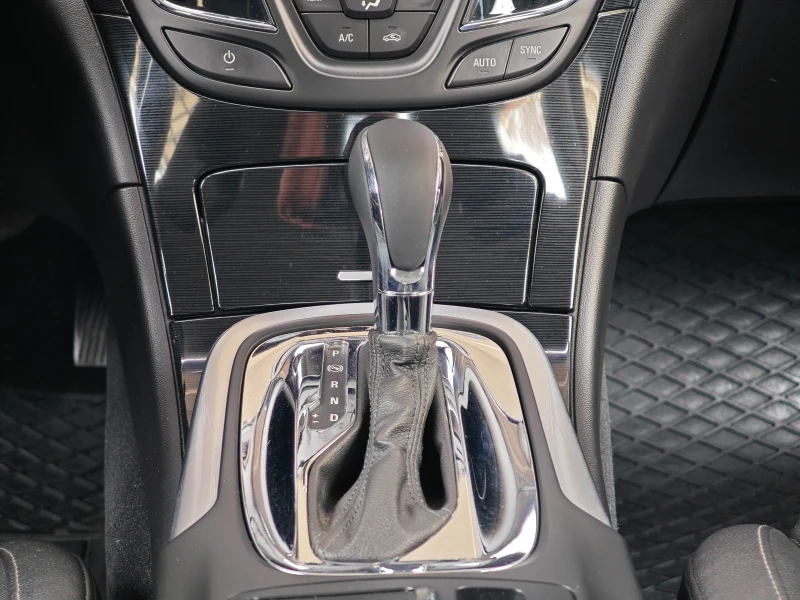 Opel Insignia 2.0 CDTI, снимка 13 - Автомобили и джипове - 53542739