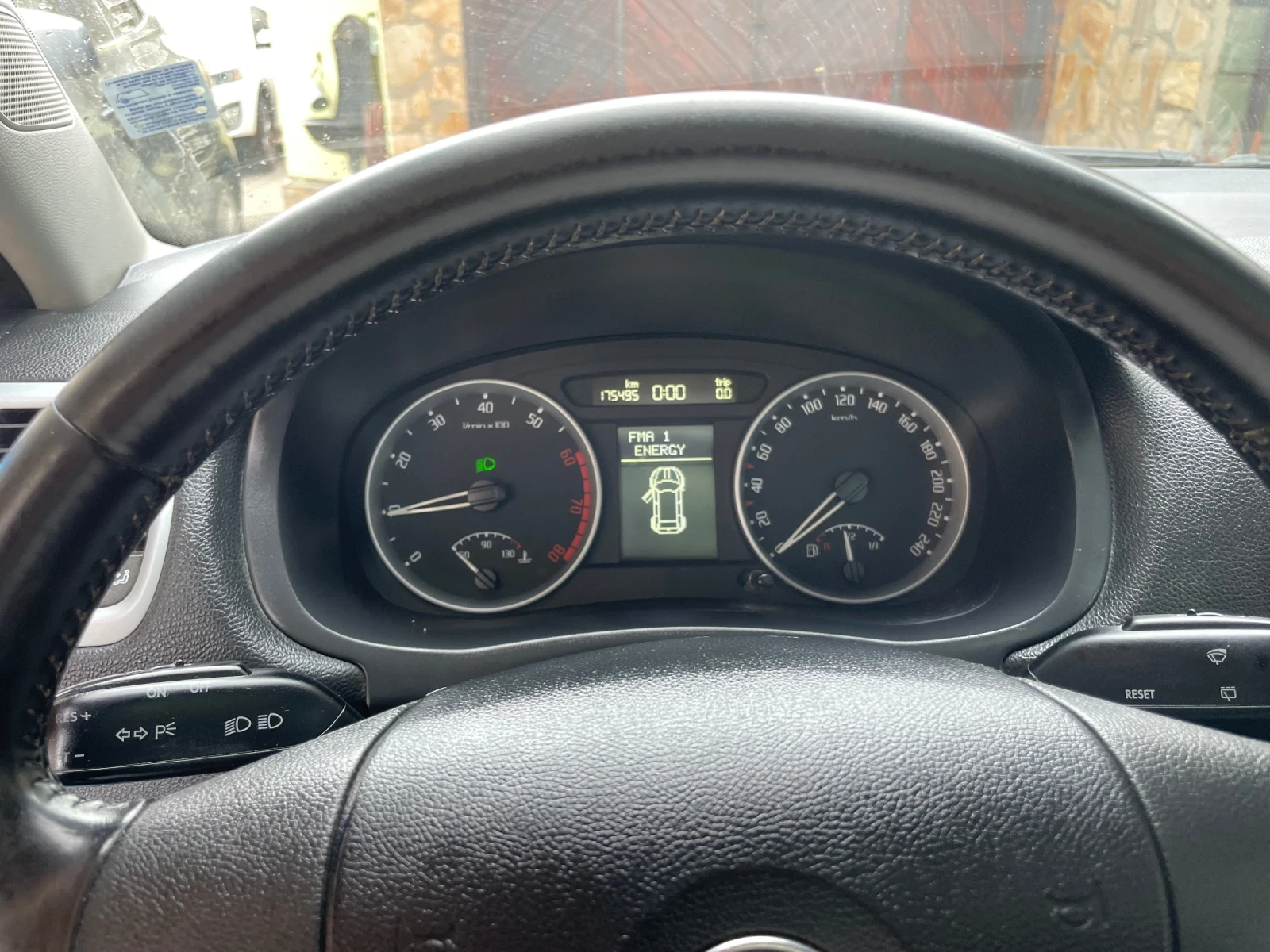 Skoda Roomster 1.6i* 105кс* ГАЗ* клима, снимка 13 - Автомобили и джипове - 53888853