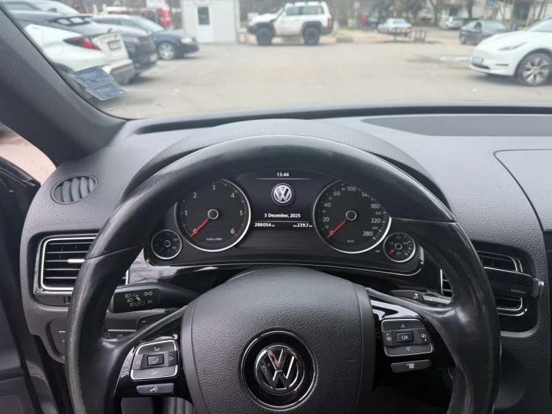 VW Touareg, снимка 8 - Автомобили и джипове - 52645576